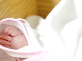 Οι δικαιολογίες της μητέρας του βρέφους: «Το δάγκωναν τα ξαδέρφια του, έπεσε από το καρότσι» – «Αυτοί οι γονείς θα πρέπει να κάτσουν στο σκαμνί, τελεία και παύλα. Πού είναι αυτές οι κοινωνικές υπηρεσίες σε κάθε Δήμο;» (video)