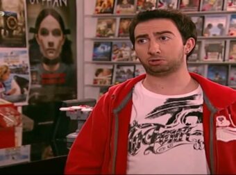 Θυμάστε τον «Τζίμη» από την «Πολυκατοικία»; Πρωταγωνιστεί σε γαλλική σειρά που «σαρώνει» στο Netflix