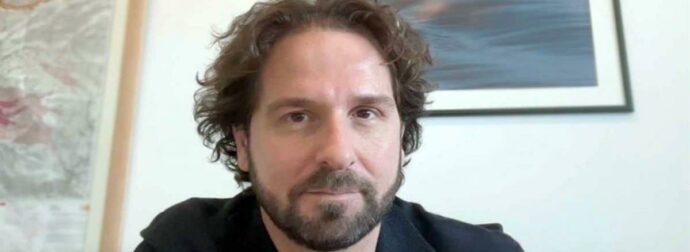 Ποιος είναι ο Νίκος Κοσματόπουλος που «πλακώθηκε» στον αέρα με τον Ευαγγελάτο;