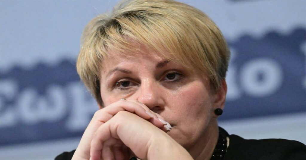 Μαρία Ντόλκα, μητέρα Αναστασίας στα Τέμπη: «Το δικό μου το παιδί δεν στο χρώσταγα κύριε Καραμανλή»