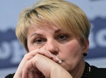 Μαρία Ντόλκα, μητέρα Αναστασίας στα Τέμπη: «Το δικό μου το παιδί δεν στο χρώσταγα κύριε Καραμανλή»