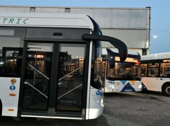 Τρόμος σε λεωφορείο στη Γλυφάδα: 24χρονος επιτέθηκε με στιλό σε 38χρονο