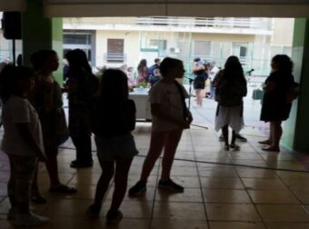 Έδωσαν σε συμμαθητή τους σε δημοτικό να πιεί νερό από το καζανάκι τουαλέτας – Έφτυσαν μέσα