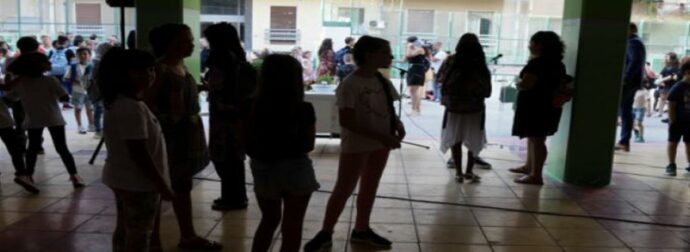 Έδωσαν σε συμμαθητή τους σε δημοτικό να πιεί νερό από το καζανάκι τουαλέτας – Έφτυσαν μέσα