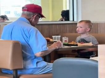 Μπόμπιρας κάνει παρέα σε ηλικιωμένο που τρώει μόνος του στα McDonald’s – Πήρε το φαγητό του και πήγε να κάτσει μαζί του