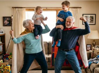 Οι σούπερ ήρωες με τα ασημένια μαλλιά: Πώς οι παππούδες και οι γιαγιάδες μεγαλώνουν των παιδιών τους τα παιδιά