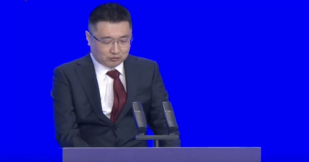 Ο «Mr. Shein» έκανε την πρώτη δημόσια εμφάνισή του: Ποιος είναι ο μυστηριώδης αυτοκράτορας της fast fashion