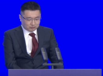 Ο «Mr. Shein» έκανε την πρώτη δημόσια εμφάνισή του: Ποιος είναι ο μυστηριώδης αυτοκράτορας της fast fashion