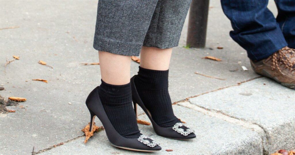 Ούτε άσπρο, ούτε κόκκινο: Αυτό το χρώμα κάλτσες φοράνε τα it-girls φέτος