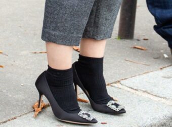 Ούτε άσπρο, ούτε κόκκινο: Αυτό το χρώμα κάλτσες φοράνε τα it-girls φέτος