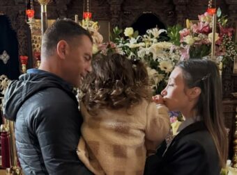 Αγγελόπουλος – Βαμβακούση: Στην εκκλησία με την κόρη τους (Φωτογραφίες)