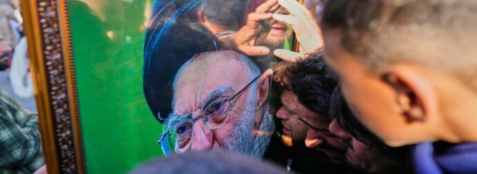 Θρήνος στο Ιράν για τον θάνατο του Αλί Χαμενεΐ – Στους δρόμους ο κόσμος – Η στιγμή που δημοσιογράφος ανακοινώνει τον θάνατο του (video)