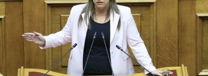 «Όξω βρωμο-ρακούν»: Ο επικός χαιρετισμός on air στη Ζωή Κωνσταντοπούλου