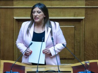 «Κοιτάξτε εμένα»: Νέο βίντεο της Ζωής Κωνσταντοπούλου από τα δικαστήρια Λάρισας μετά τις μηνύσεις