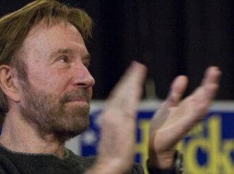 O Τσακ Νόρις δεν πέθανε, έδωσε άδεια στον εαυτό του να ξεκουραστεί: Τα πιο επικά ανέκδοτα για τον θρυλικό ηθοποιό