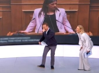 «Βουλή ήταν αυτό που παρακολουθήσαμε;»: Λύθηκαν στα γέλια οι παρουσιαστές σε Live εκπομπή (video)