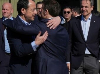 Άγριο τρολάρισμα Daily Mail σε Στάρμερ με την αγκαλιά Μακρόν – Χριστοδουλίδη (video)