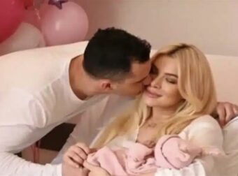 Κατερίνα Καινούργιου: Ο Παναγιώτης Κουτσουμπής ανέβασε φωτογραφία της μικρής κορούλας τους