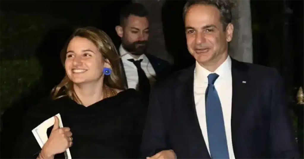 Κυριάκος Μητσοτάκης: Με την κόρη του, Δάφνη εμφανίστηκε στο χθεσινοβραδινό δείπνο με τον Εμανουέλ Μακρόν στο Προεδρικό Μέγαρο