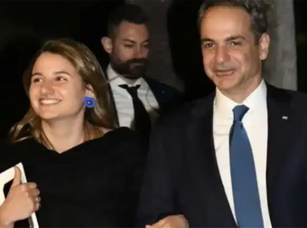 Κυριάκος Μητσοτάκης: Με την κόρη του, Δάφνη εμφανίστηκε στο χθεσινοβραδινό δείπνο με τον Εμανουέλ Μακρόν στο Προεδρικό Μέγαρο