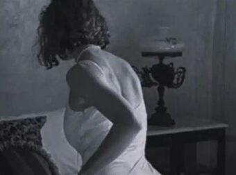 Όταν μια παντρεμένη γυναίκα έλκεται από έναν άλλον άντρα, κάνει αυτά τα 9 πράγματα