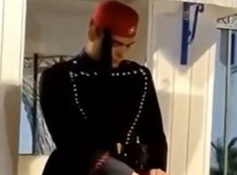 Η μοναδική φορά που οι Εύζωνες κατεβάζουν το κεφάλι είναι στον Επιτάφιο – Δείτε ένα ανεπανάληπτο βίντεο