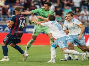 Τερματοφύλακας της Σαραγόσα δίνει μπουνιά σαν να ήταν σε ρινγκ – Νευρίασε επειδή έφαγε κόκκινη κάρτα (video)