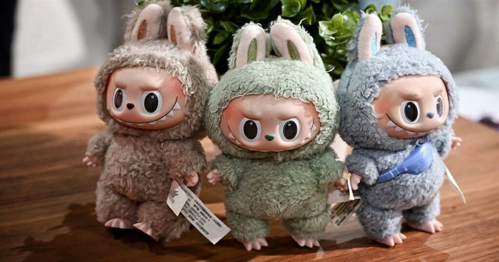Labubu Mania: Το φαινόμενο που «γονάτισε» την αγορά – Γιατί όλος ο πλανήτης κυνηγάει αυτά τα μικρά «τερατάκια» με τα κοφτερά δόντια;