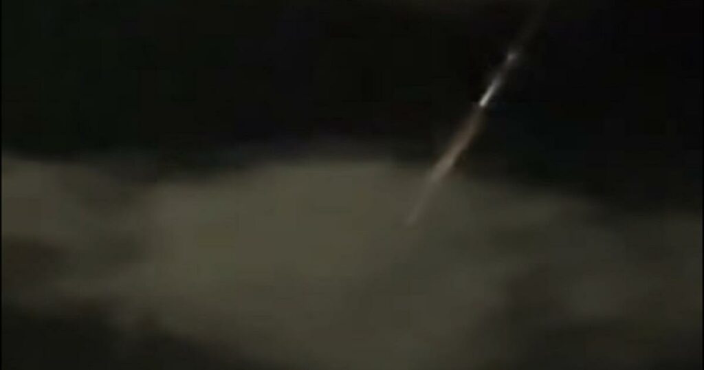 Συναγερμός στη Λήμνο: Περίεργα φλεγόμενα αντικείμενα πέφτουν από τον ουρανό – Δείτε το βίντεο