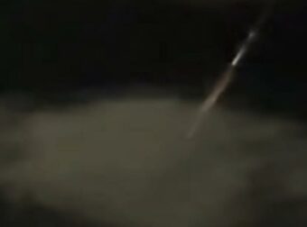 Συναγερμός στη Λήμνο: Περίεργα φλεγόμενα αντικείμενα πέφτουν από τον ουρανό – Δείτε το βίντεο