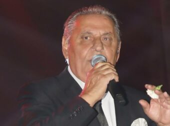 Viral στιγμιότυπο: Ο Ζαφείρης Μελάς διακόπτει το live και αφήνει το κοινό άφωνο – Τι συνέβη (Βίντεο)