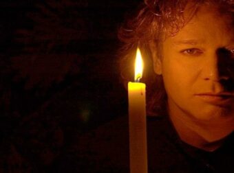 Ποιος είναι ο Πέτρος Γαϊτάνος: Το «αγκάθι» της ομοφυλοφιλίας και οι 44 δίσκοι με ύμνους – Η άνοδος, η πτώση και η ανατρεπτική πορεία της ζωή του!