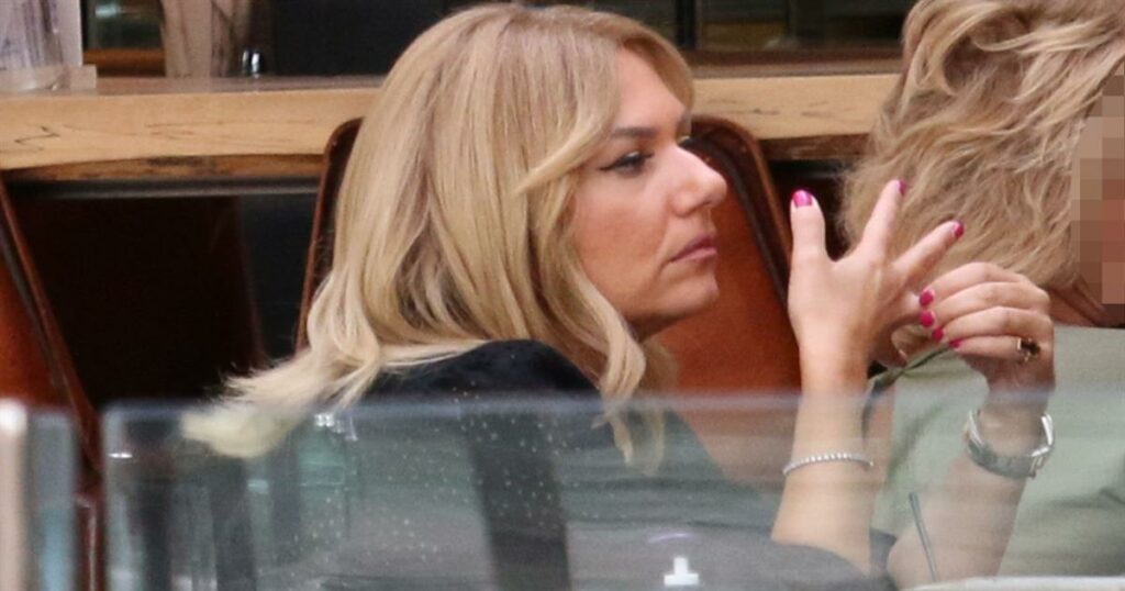 Τίνα Μεσσαροπούλου: Σε άσχημη ψυχολογική κατάσταση έξω από την ΜΕΘ που νοσηλεύεται ο Μυλωνάκης – Οι κινήσεις της