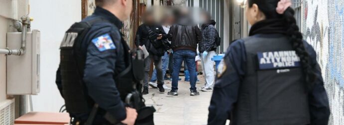 Θρίλερ στο κέντρο της Αθήνας: «Μίλησε» το βίντεο πριν τη μοιραία πτώση της 30χρονης –  Τα κρίσιμα λεπτά πριν τον θάνατο