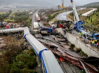 Τέμπη: Πυρπόλησαν το αυτοκίνητο του καθηγητή Καρώνη – Ποιοι ανέλαβαν την ευθύνη