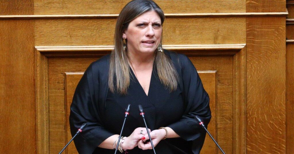 Ζωή Κωνσταντοπούλου: Βιντεοσκόπησε τους αστυνομικούς στην αίθουσα της δίκης των Τεμπών – Η επιμονή ερώτηση που τους έσπασε τα νεύρα