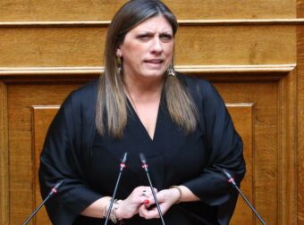 Ζωή Κωνσταντοπούλου: Βιντεοσκόπησε τους αστυνομικούς στην αίθουσα της δίκης των Τεμπών – Η επιμονή ερώτηση που τους έσπασε τα νεύρα