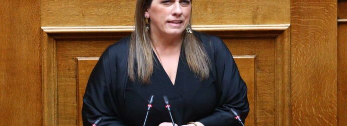 Ζωή Κωνσταντοπούλου: Βιντεοσκόπησε τους αστυνομικούς στην αίθουσα της δίκης των Τεμπών – Η επιμονή ερώτηση που τους έσπασε τα νεύρα