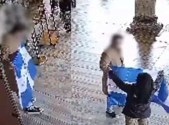 Στη φυλακή οι Έλληνες που άνοιξαν σημαία με τον βυζαντινό αετό στην Αγιά Σοφιά (video)