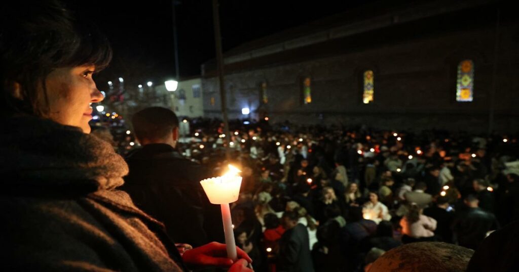 Απίστευτο σκηνικό σε εκκλησία: Ιερέας δεν έδινε το Άγιο Φως στους πιστούς – Τι συνέβη (Βίντεο)