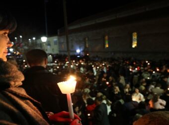 Απίστευτο σκηνικό σε εκκλησία: Ιερέας δεν έδινε το Άγιο Φως στους πιστούς – Τι συνέβη (Βίντεο)
