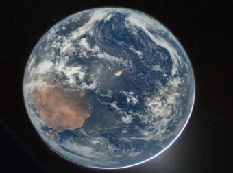 Artemis II: Η εντυπωσιακή πρώτη εικόνα της Γης από το ταξίδι στη Σελήνη – «Είμαστε όλοι κολλημένοι στο παράθυρο», λένε οι αστροναύτες