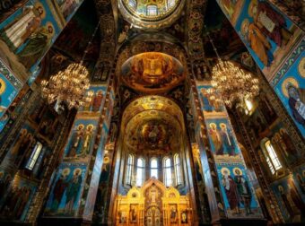 Ανεπιθύμητη σε ναό γνωστή Ελληνίδα influencer – Η εμφάνιση που προκάλεσε την οργή της εκκλησίας