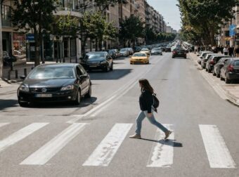 Όσοι χαιρετούν τους οδηγούς που τους αφήνουν να περάσουν έχουν 8 συγκεκριμένα χαρακτηριστικά προσωπικότητας