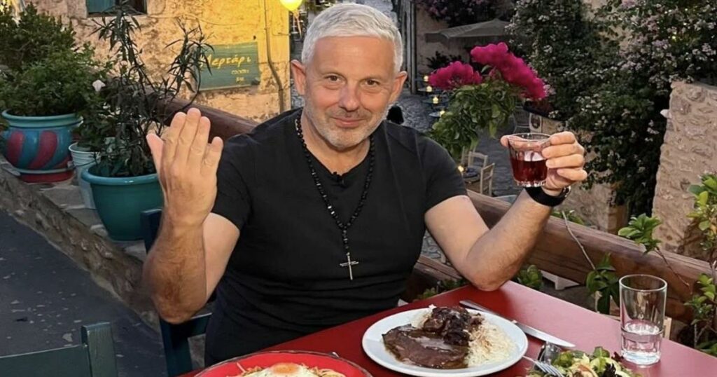 Τάσος Δούσης: Περιγράφει τους 24 κανόνες καλής συμπεριφοράς στο πασχαλινό τραπέζι