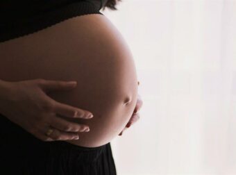 Έσκασε τώρα: Έγκυος στο τρίτο παιδί της έναν χρόνο μετά το διαζύγιο