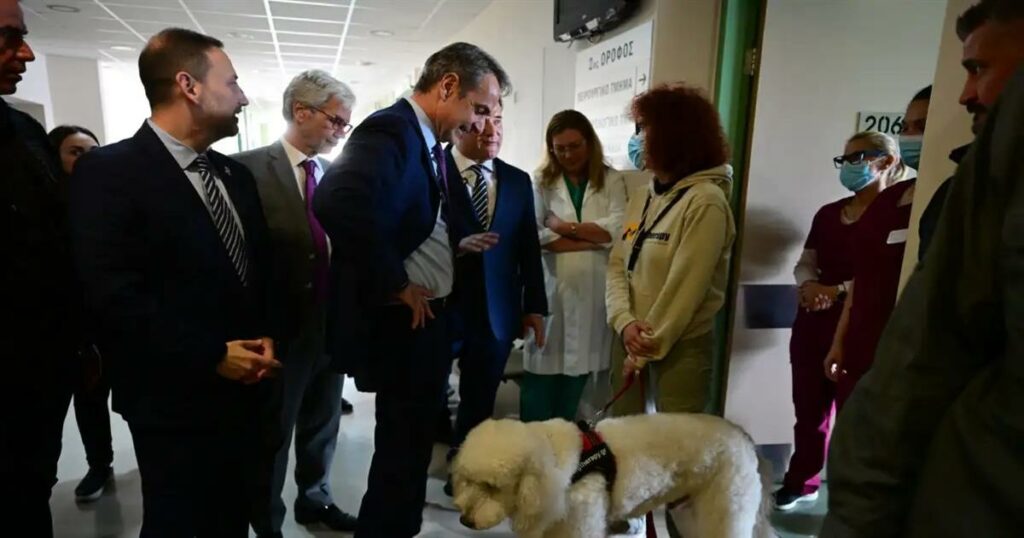 Κυριάκος Μητσοτάκης: Η γνωριμία του πρωθυπουργού με σκύλο θεραπείας στο νοσοκομείο «Μεταξά»