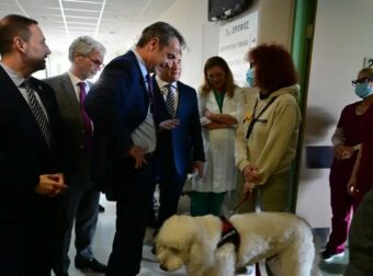 Κυριάκος Μητσοτάκης: Η γνωριμία του πρωθυπουργού με σκύλο θεραπείας στο νοσοκομείο «Μεταξά»