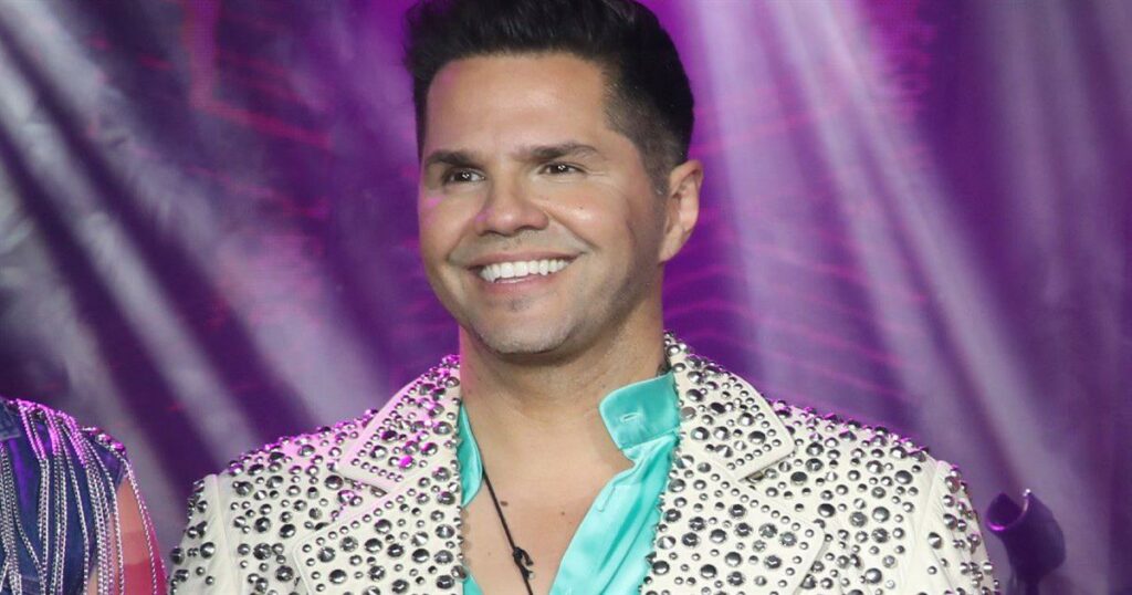 Γιώργος Τσαλίκης: Τραγουδά για πρώτη φορά με τον άγνωστο αδερφό του – Ποιος είναι (Βίντεο)