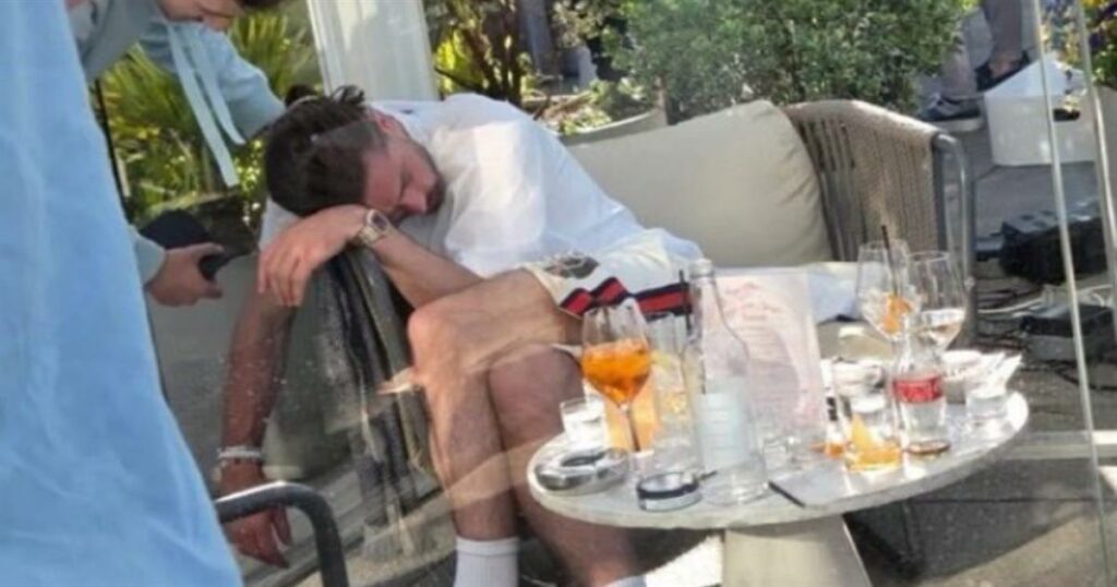 Σάλος με φωτογραφίες γνωστού ποδοσφαιριστή: Λιώμα σε μαγαζί – Αποκοιμήθηκε στην καρέκλα από το ποτό!